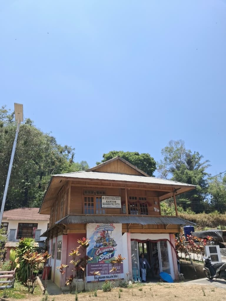 Kantor Kelurahan Walian Dua - Rumah Panggung Kayu Tradisional Minahasa